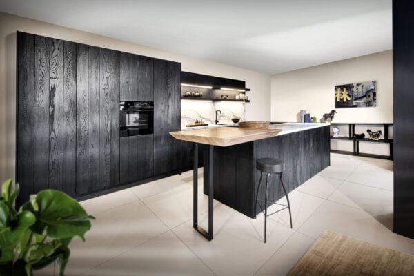 donkere keuken met houten elementen